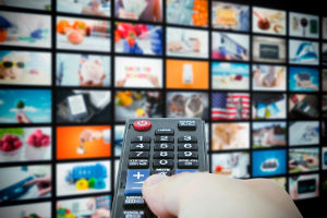 Les cha&icirc;nes TV disponibles chez les op&eacute;rateurs en Belgique : comparaison des bouquets de base