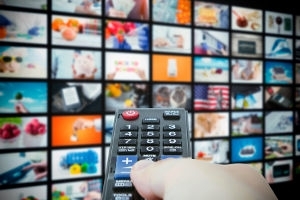 Les chaînes TV disponibles chez les opérateurs en Belgique : comparaison des bouquets de base